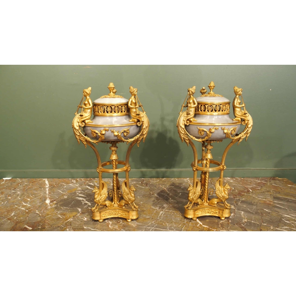 Paire de brûle-parfum de style Louis XVI, modèle de Gouthière. 2