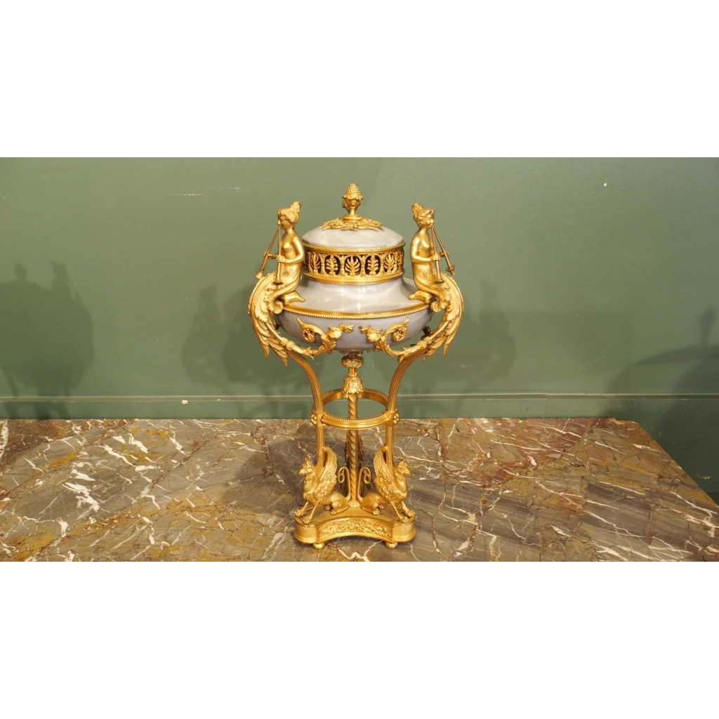 Paire de brûle-parfum de style Louis XVI, modèle de Gouthière. 3