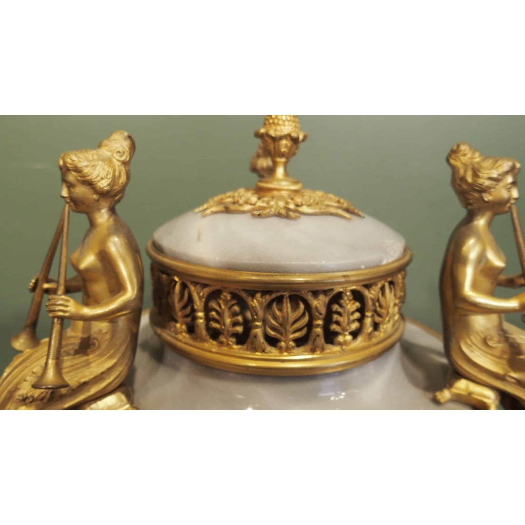 Paire de brûle-parfum de style Louis XVI, modèle de Gouthière. 4
