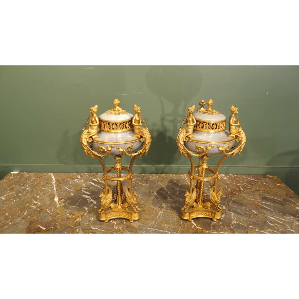 Paire de brûle-parfum de style Louis XVI, modèle de Gouthière. 7