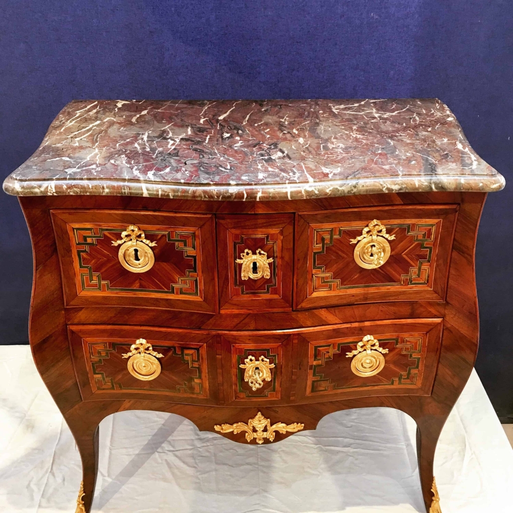 Commode d’époque Louis en placage de noyer | Biron |