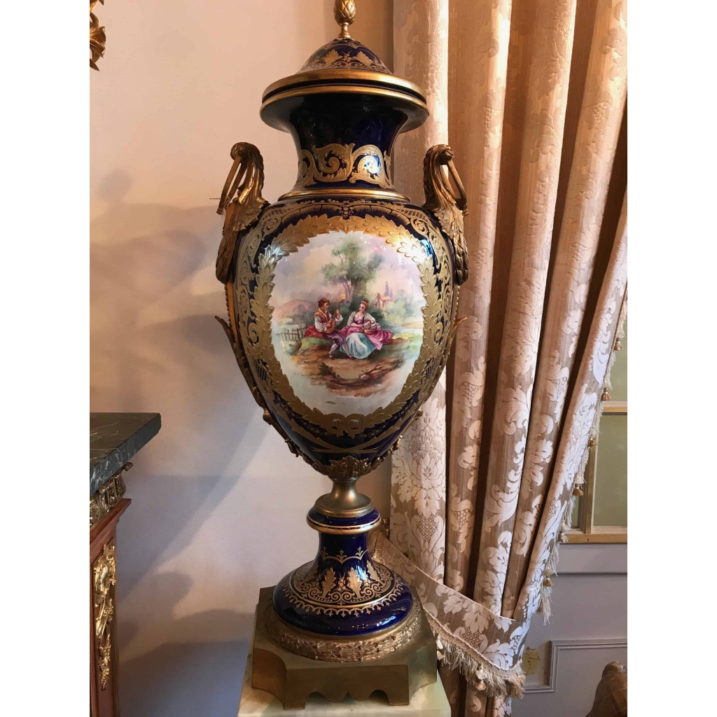 Paire de vases en porcelaine bleu de Sèvres et bronze doré. Réf: 368. | Biron ||||||||||
