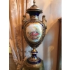 Paire de vases en porcelaine bleu de Sèvres et bronze doré. Réf: 368. | Biron Paire de vases en porcelaine bleu de Sèvres et bronze doré. Réf: 368.