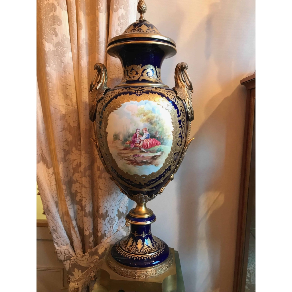 Paire de vases en porcelaine bleu de Sèvres et bronze doré. Réf: 368. | Biron Paire de vases en porcelaine bleu de Sèvres et bronze doré. Réf: 368.