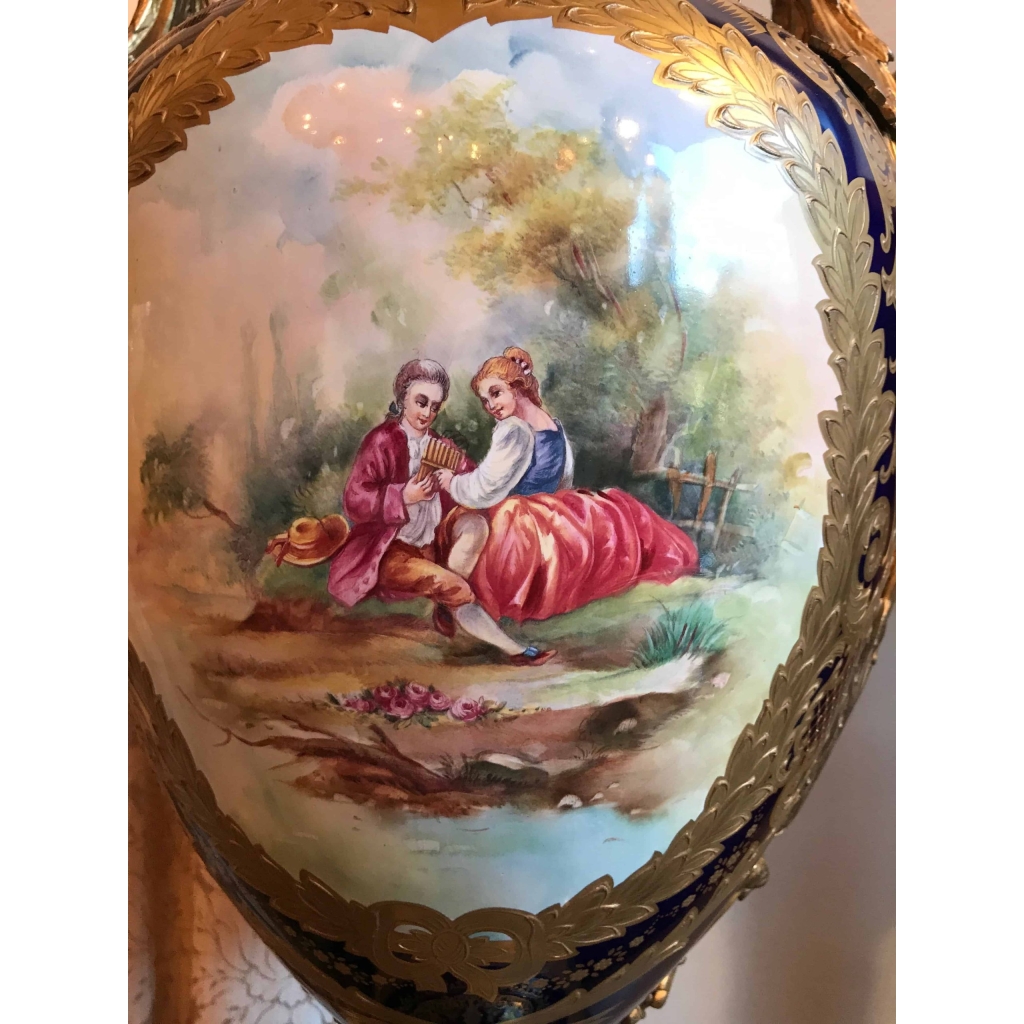 Paire de vases en porcelaine bleu de Sèvres et bronze doré. Réf: 368. | Biron Paire de vases en porcelaine bleu de Sèvres et bronze doré. Réf: 368.