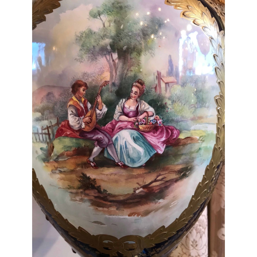 Paire de vases en porcelaine bleu de Sèvres et bronze doré. Réf: 368. | Biron Paire de vases en porcelaine bleu de Sèvres et bronze doré. Réf: 368.
