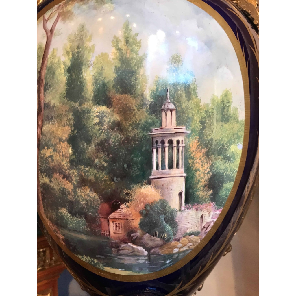 Paire de vases en porcelaine bleu de Sèvres et bronze doré. Réf: 368. | Biron Paire de vases en porcelaine bleu de Sèvres et bronze doré. Réf: 368.