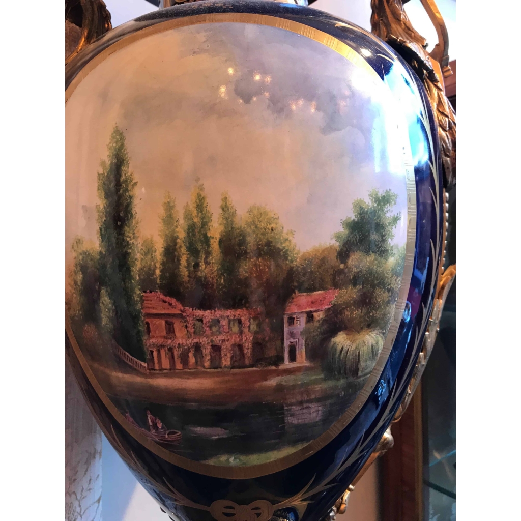 Paire de vases en porcelaine bleu de Sèvres et bronze doré. Réf: 368. | Biron Paire de vases en porcelaine bleu de Sèvres et bronze doré. Réf: 368.