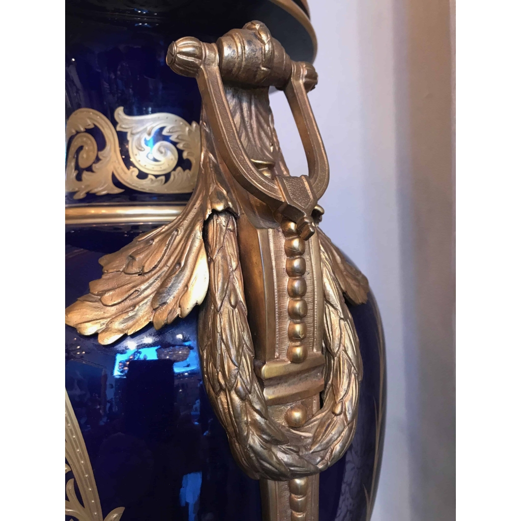 Paire de vases en porcelaine bleu de Sèvres et bronze doré. Réf: 368. | Biron Paire de vases en porcelaine bleu de Sèvres et bronze doré. Réf: 368.