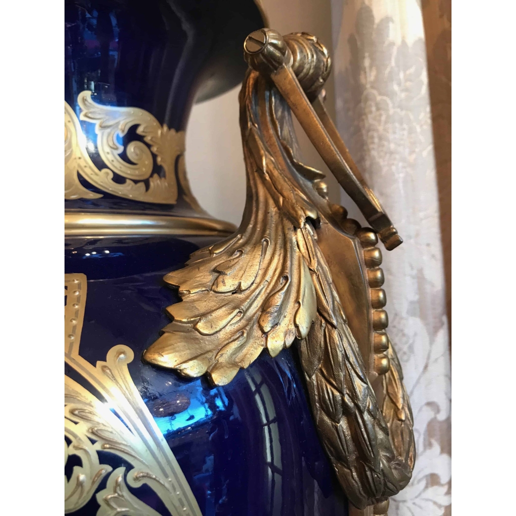 Paire de vases en porcelaine bleu de Sèvres et bronze doré. Réf: 368. | Biron Paire de vases en porcelaine bleu de Sèvres et bronze doré. Réf: 368.
