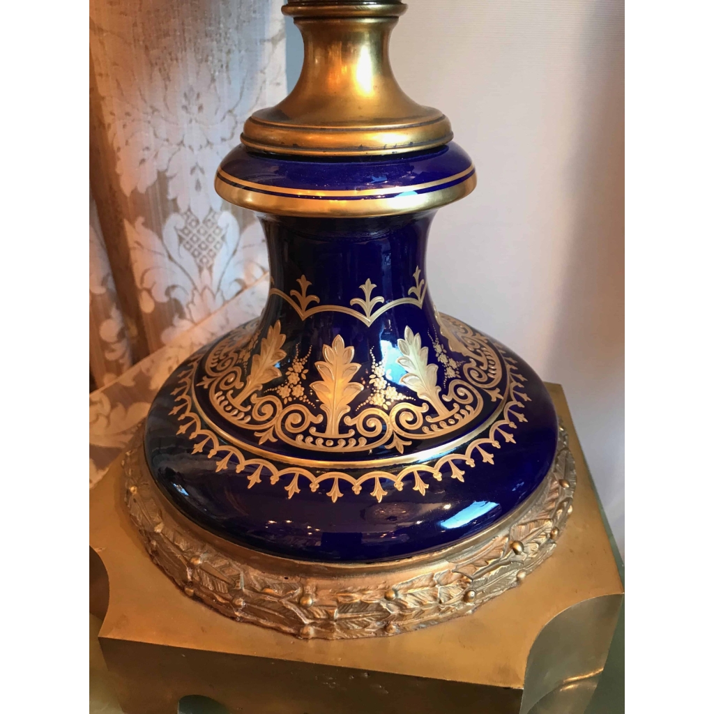 Paire de vases en porcelaine bleu de Sèvres et bronze doré. Réf: 368. | Biron Paire de vases en porcelaine bleu de Sèvres et bronze doré. Réf: 368.