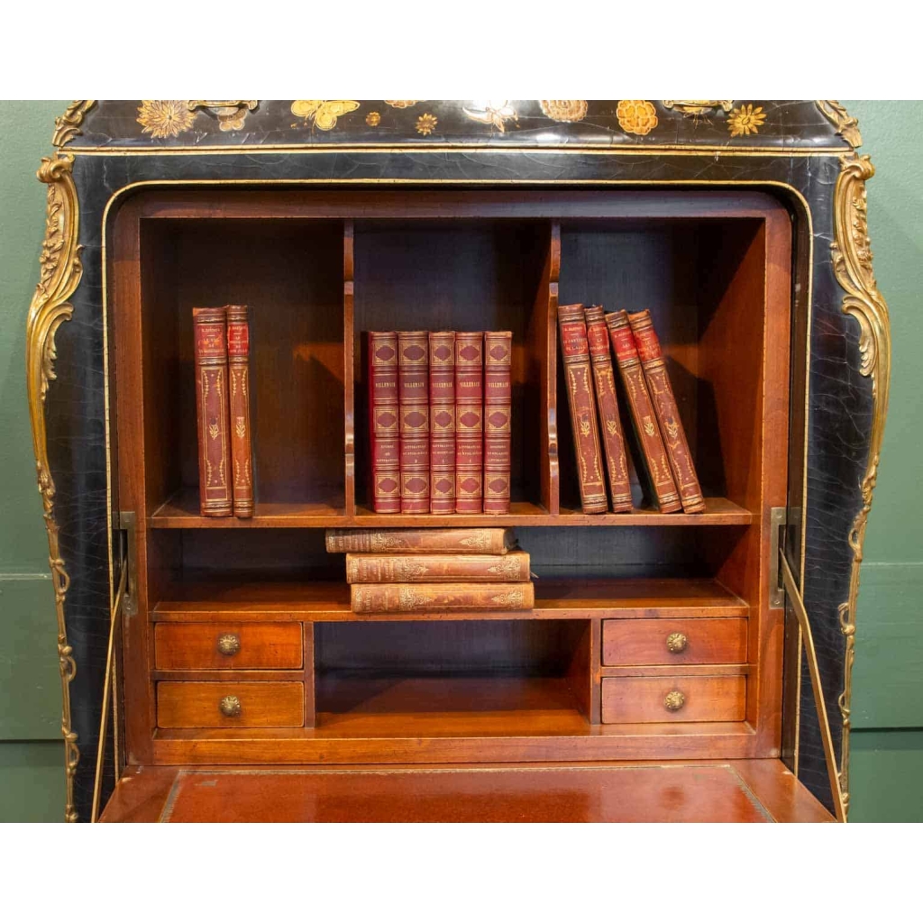 Secrétaire en laque de style Louis XV. 11