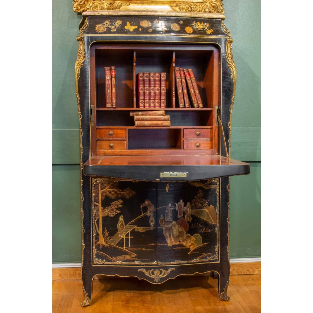 Secrétaire en laque de style Louis XV. 10