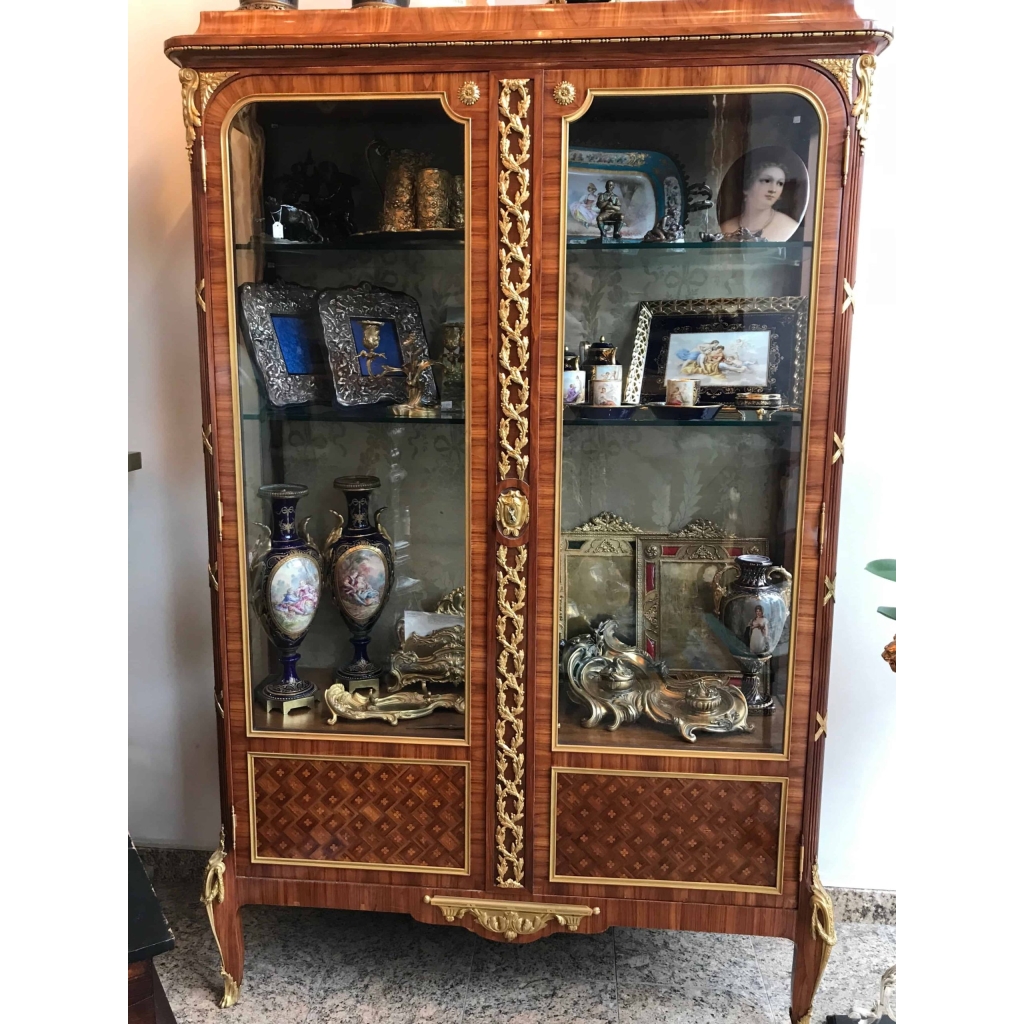 Bibliothèque vitrée de style transition et d’époque XIXème en marqueterie et bronzes dorés. Réf: 174. | Biron |||||||