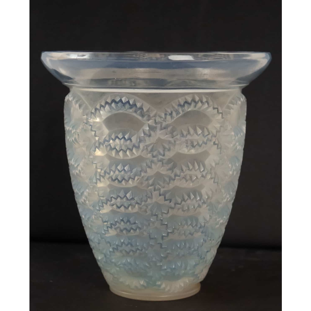 RENÉ LALIQUE Vase « Guirlandes » Opalescent – | Biron RENÉ LALIQUE Vase "Guirlandes" Opalescent -