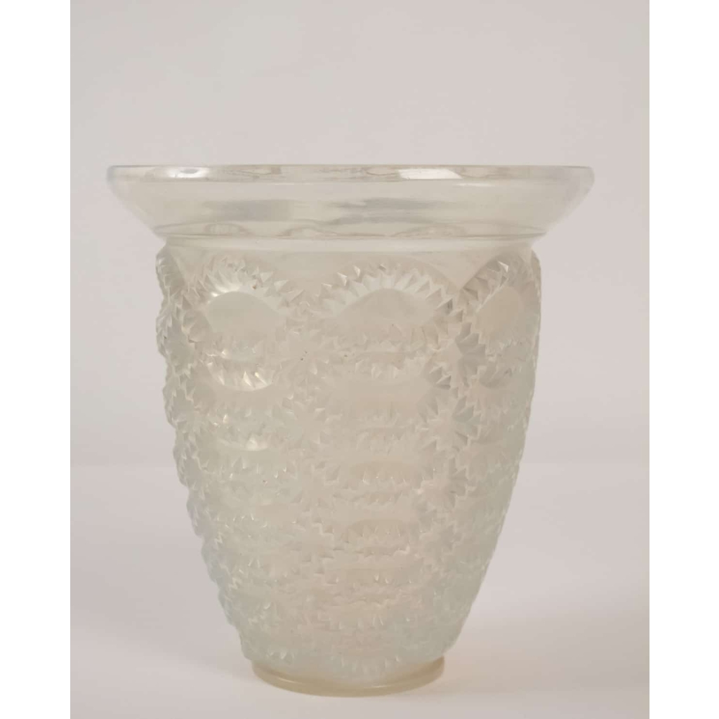 RENÉ LALIQUE Vase « Guirlandes » Opalescent – | Biron RENÉ LALIQUE Vase "Guirlandes" Opalescent -