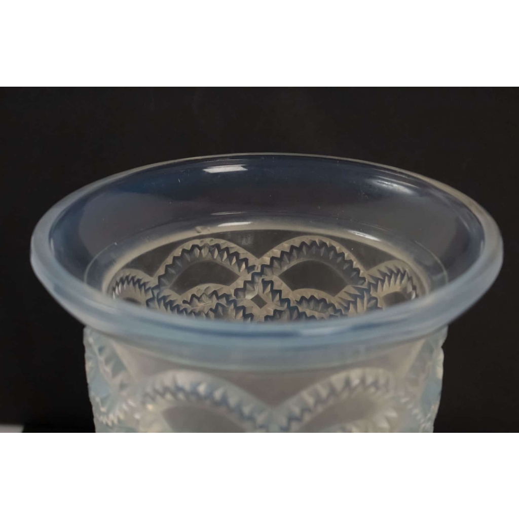 RENÉ LALIQUE Vase « Guirlandes » Opalescent – | Biron RENÉ LALIQUE Vase "Guirlandes" Opalescent -