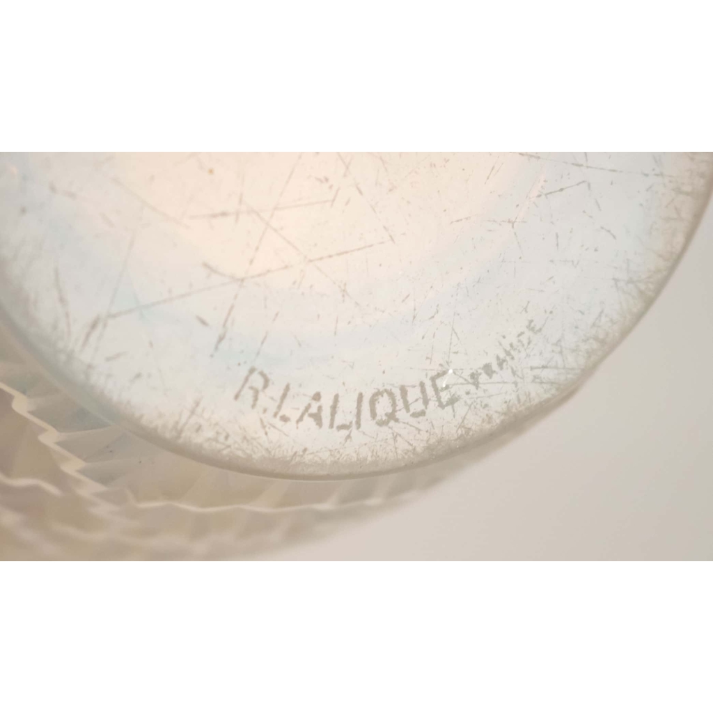 RENÉ LALIQUE Vase « Guirlandes » Opalescent – | Biron RENÉ LALIQUE Vase "Guirlandes" Opalescent -