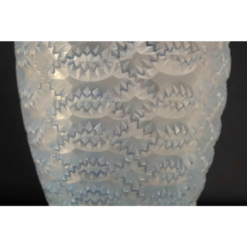 RENÉ LALIQUE Vase « Guirlandes » Opalescent – | Biron RENÉ LALIQUE Vase "Guirlandes" Opalescent -