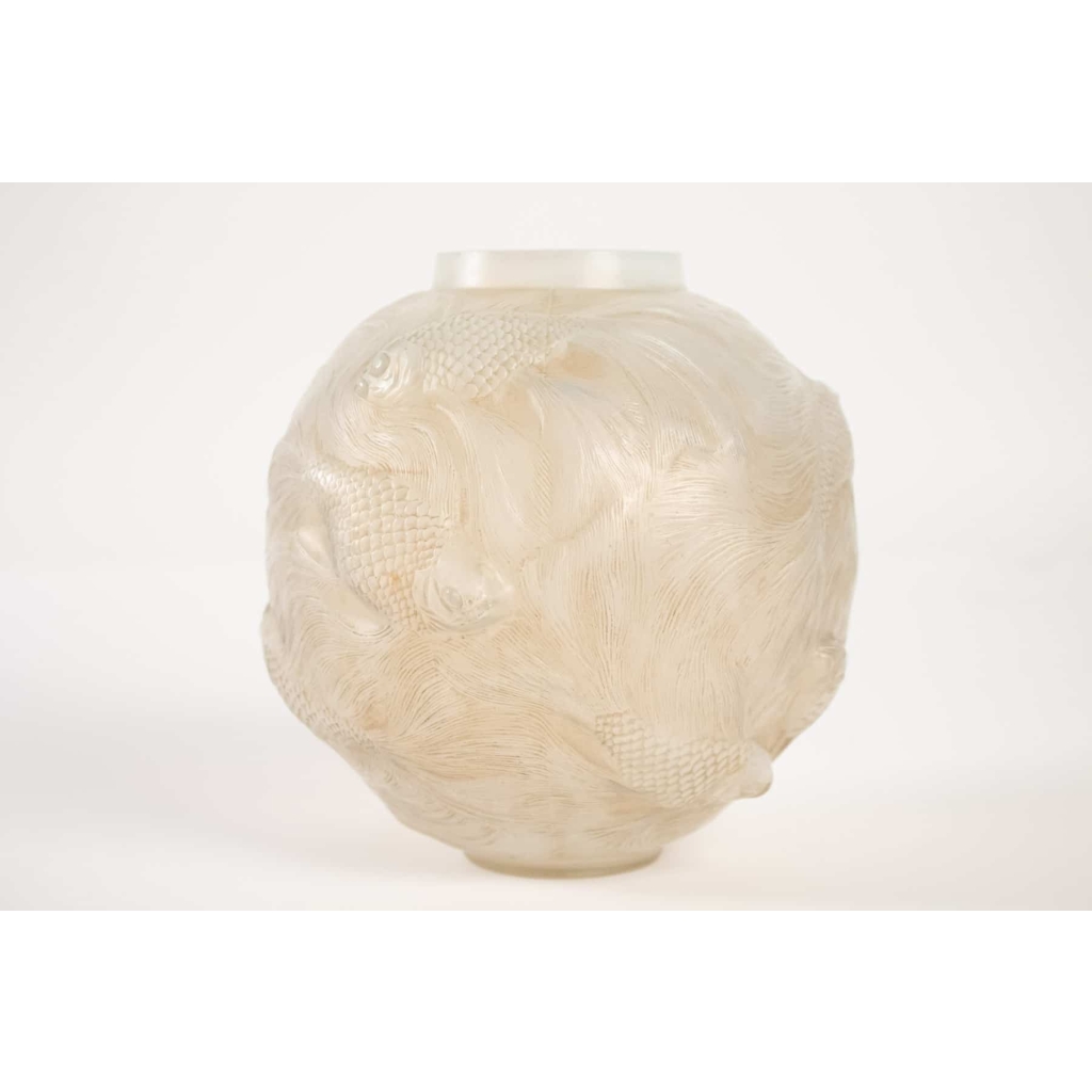 Rene Lalique 0palescent Vase « Formose ». | Biron Rene Lalique 0palescent Vase "Formose".