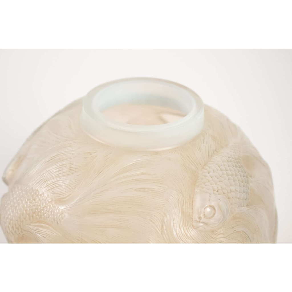 Rene Lalique 0palescent Vase « Formose ». | Biron Rene Lalique 0palescent Vase "Formose".