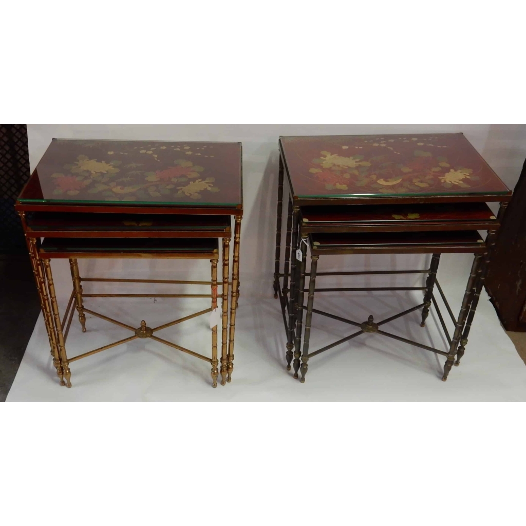1970′ Paire de Séries de 3 Tables Gigognes Style Maison Bagués Decor Bambou en Bronze Doré Plateaux avec Laque de Chine Rouge Decor de Paysage Avec Oiseau | Biron 1970' Paire de Séries de 3 Tables Gigognes Style Maison Bagués Decor Bambou en Bronze Doré Plateaux avec Laque de Chine Rouge Decor de Paysage Avec Oiseau