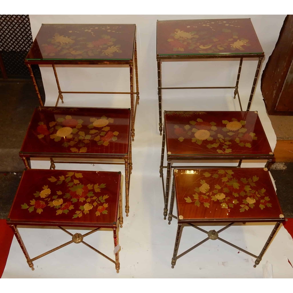 1970′ Paire de Séries de 3 Tables Gigognes Style Maison Bagués Decor Bambou en Bronze Doré Plateaux avec Laque de Chine Rouge Decor de Paysage Avec Oiseau | Biron 1970' Paire de Séries de 3 Tables Gigognes Style Maison Bagués Decor Bambou en Bronze Doré Plateaux avec Laque de Chine Rouge Decor de Paysage Avec Oiseau