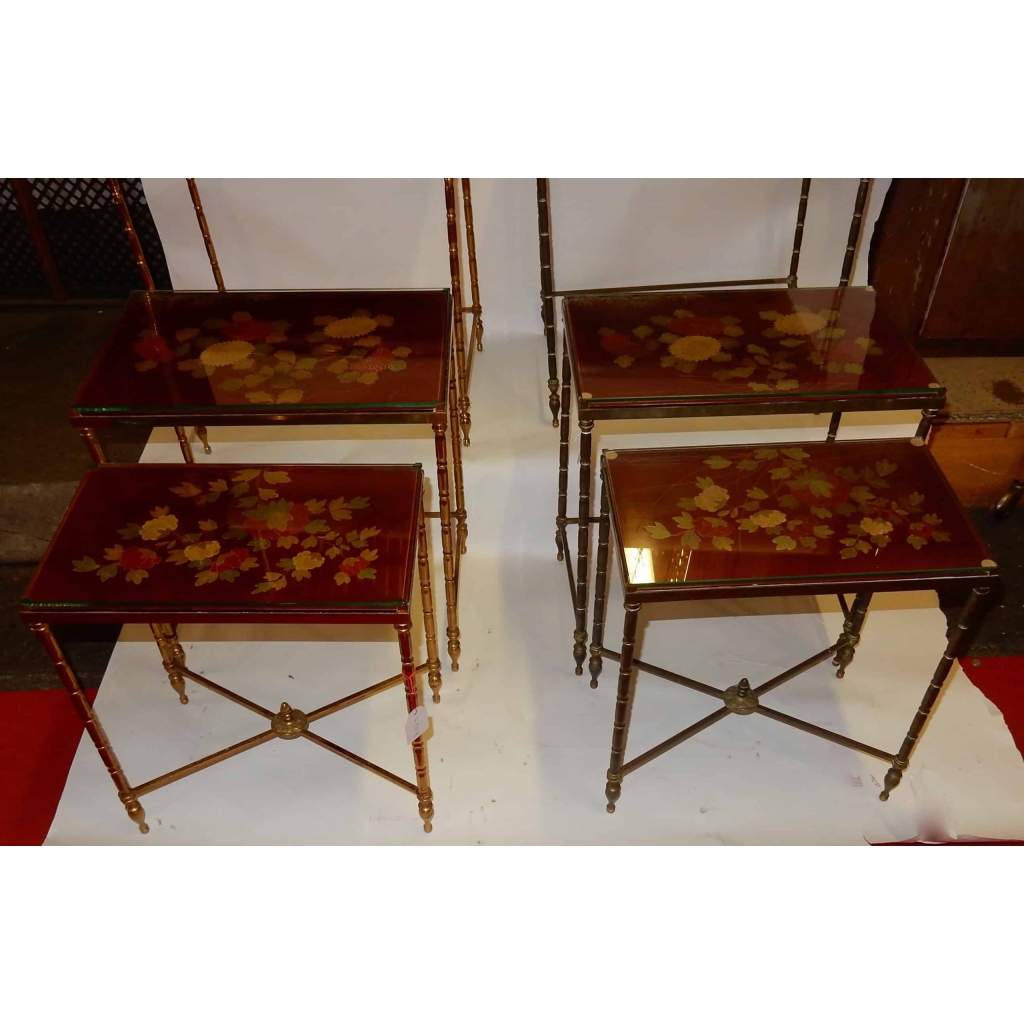 1970′ Paire de Séries de 3 Tables Gigognes Style Maison Bagués Decor Bambou en Bronze Doré Plateaux avec Laque de Chine Rouge Decor de Paysage Avec Oiseau | Biron 1970' Paire de Séries de 3 Tables Gigognes Style Maison Bagués Decor Bambou en Bronze Doré Plateaux avec Laque de Chine Rouge Decor de Paysage Avec Oiseau