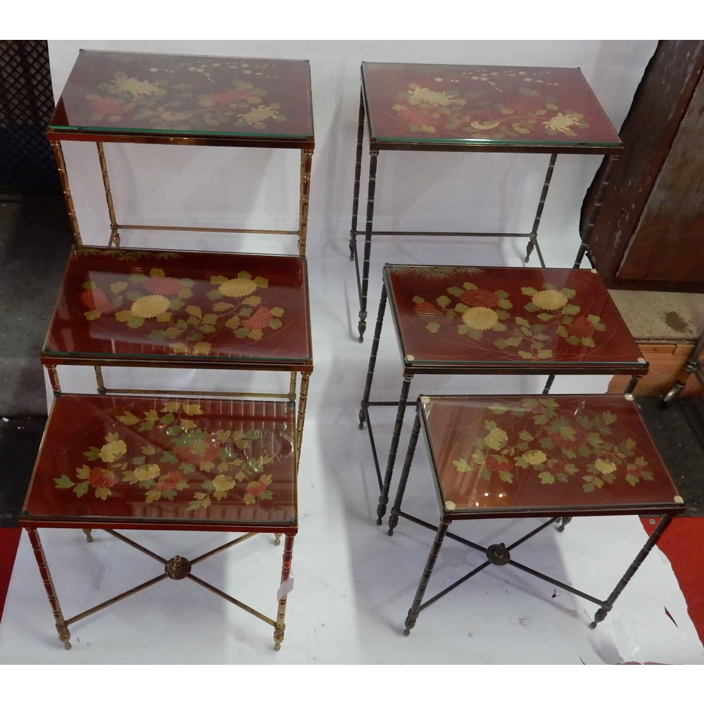1970′ Paire de Séries de 3 Tables Gigognes Style Maison Bagués Decor Bambou en Bronze Doré Plateaux avec Laque de Chine Rouge Decor de Paysage Avec Oiseau | Biron 1970' Paire de Séries de 3 Tables Gigognes Style Maison Bagués Decor Bambou en Bronze Doré Plateaux avec Laque de Chine Rouge Decor de Paysage Avec Oiseau
