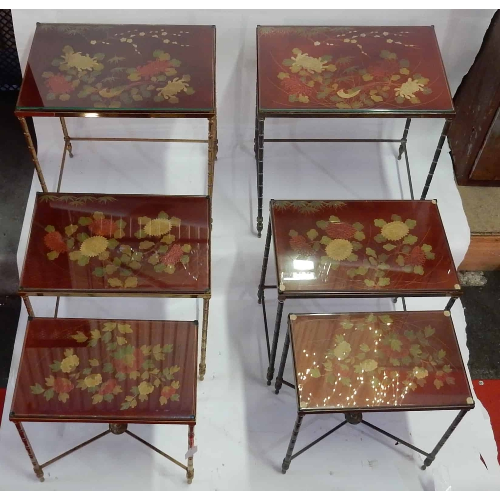 1970′ Paire de Séries de 3 Tables Gigognes Style Maison Bagués Decor Bambou en Bronze Doré Plateaux avec Laque de Chine Rouge Decor de Paysage Avec Oiseau | Biron 1970' Paire de Séries de 3 Tables Gigognes Style Maison Bagués Decor Bambou en Bronze Doré Plateaux avec Laque de Chine Rouge Decor de Paysage Avec Oiseau