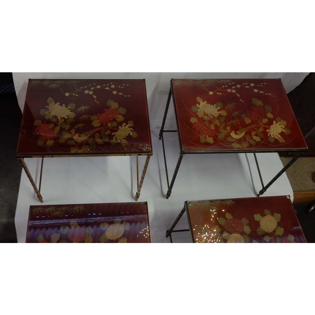 1970′ Paire de Séries de 3 Tables Gigognes Style Maison Bagués Decor Bambou en Bronze Doré Plateaux avec Laque de Chine Rouge Decor de Paysage Avec Oiseau | Biron 1970' Paire de Séries de 3 Tables Gigognes Style Maison Bagués Decor Bambou en Bronze Doré Plateaux avec Laque de Chine Rouge Decor de Paysage Avec Oiseau