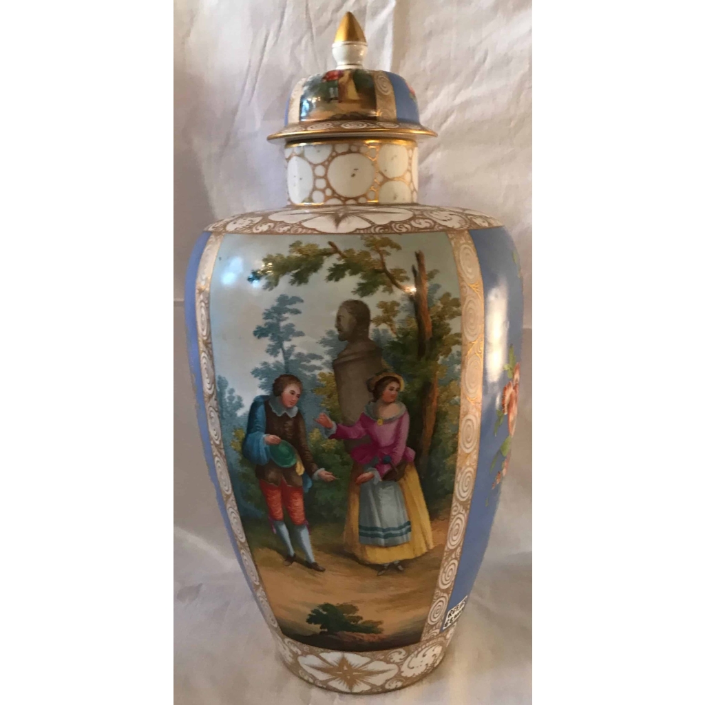 Pot couvert en porcelaine bleu clair, à décor de scènes galantes. Réf: 163. | Biron |||||||||