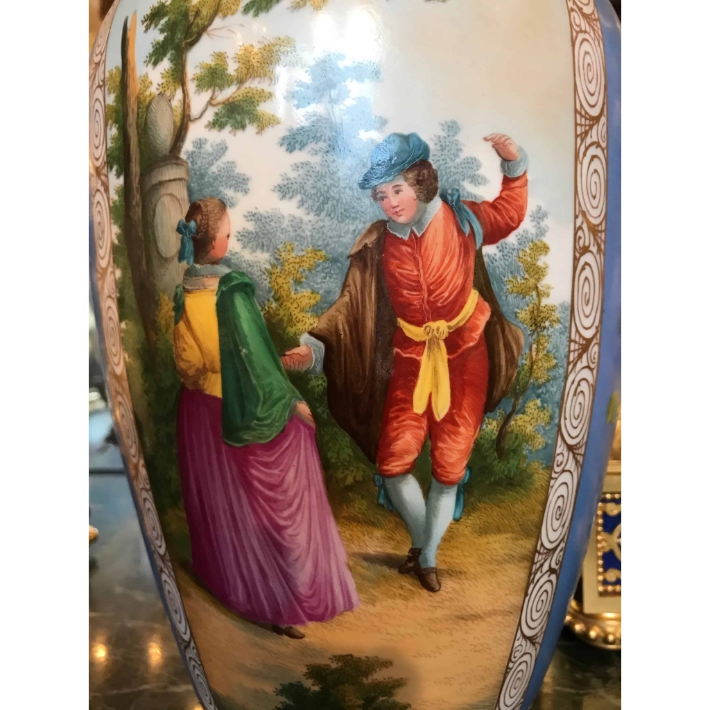 Pot couvert en porcelaine bleu clair, à décor de scènes galantes. Réf: 163. | Biron Pot couvert en porcelaine bleu clair, à décor de scènes galantes. Réf: 163.