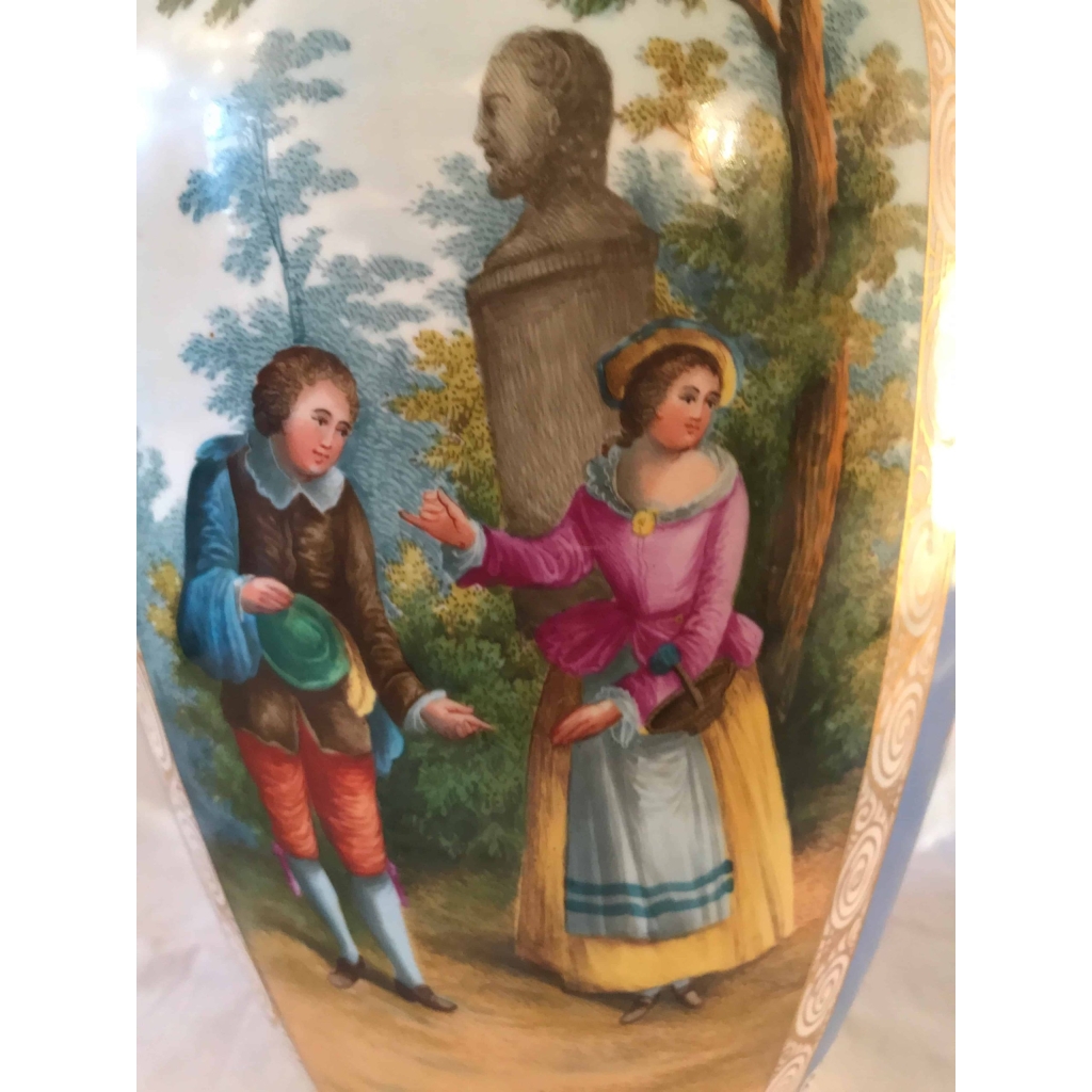Pot couvert en porcelaine bleu clair, à décor de scènes galantes. Réf: 163. | Biron Pot couvert en porcelaine bleu clair, à décor de scènes galantes. Réf: 163.