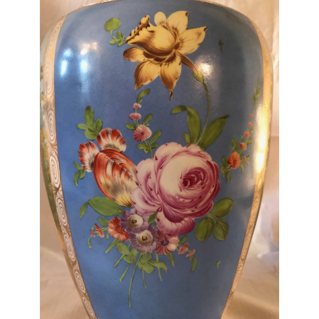 Pot couvert en porcelaine bleu clair, à décor de scènes galantes. Réf: 163. | Biron Pot couvert en porcelaine bleu clair, à décor de scènes galantes. Réf: 163.