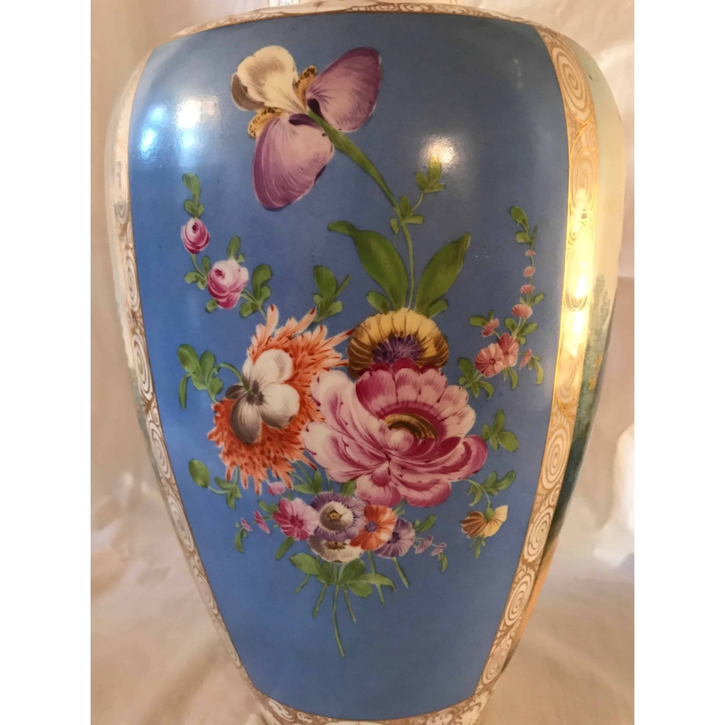 Pot couvert en porcelaine bleu clair, à décor de scènes galantes. Réf: 163. | Biron Pot couvert en porcelaine bleu clair, à décor de scènes galantes. Réf: 163.