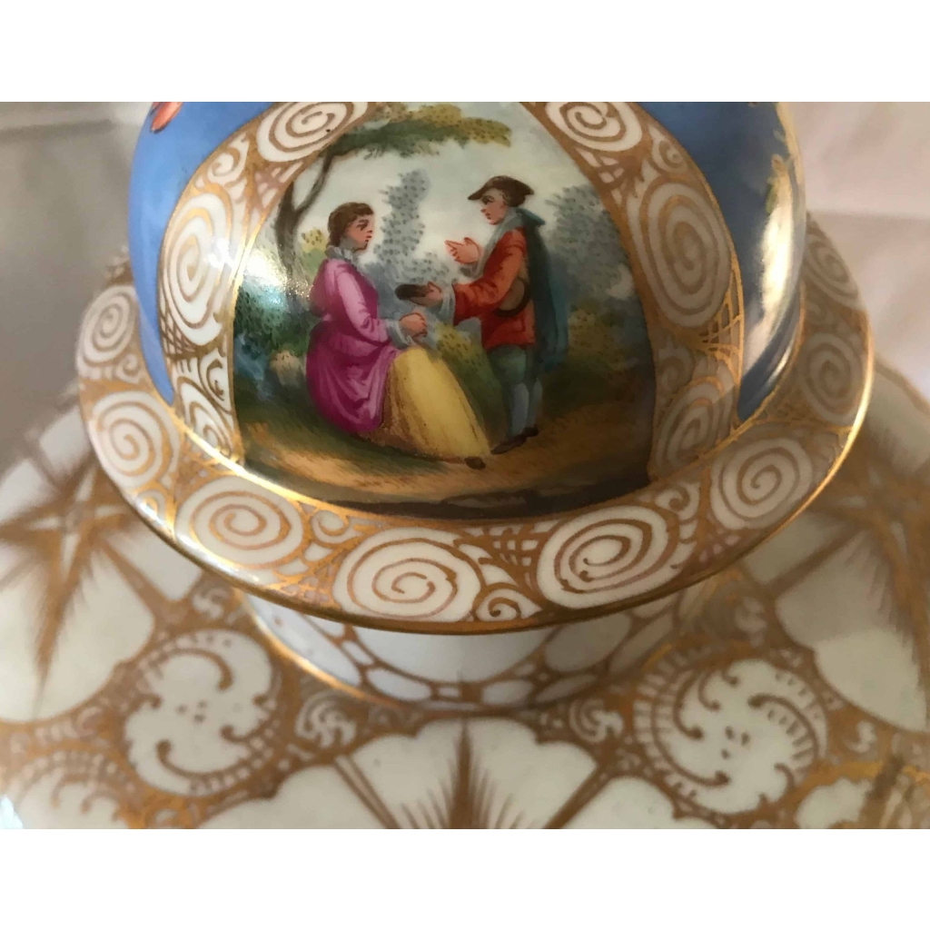 Pot couvert en porcelaine bleu clair, à décor de scènes galantes. Réf: 163. | Biron Pot couvert en porcelaine bleu clair, à décor de scènes galantes. Réf: 163.