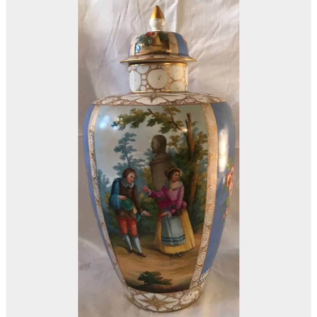 Pot couvert en porcelaine bleu clair, à décor de scènes galantes. Réf: 163. | Biron Pot couvert en porcelaine bleu clair, à décor de scènes galantes. Réf: 163.