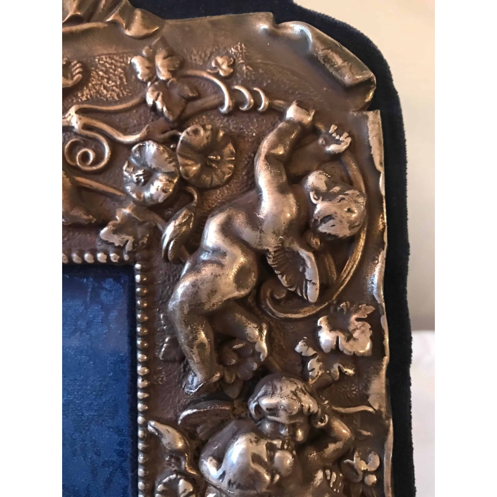 Paire de cadres en argent repoussé. Réf: 235/236. | Biron Paire de cadres en argent repoussé. Réf: 235/236.
