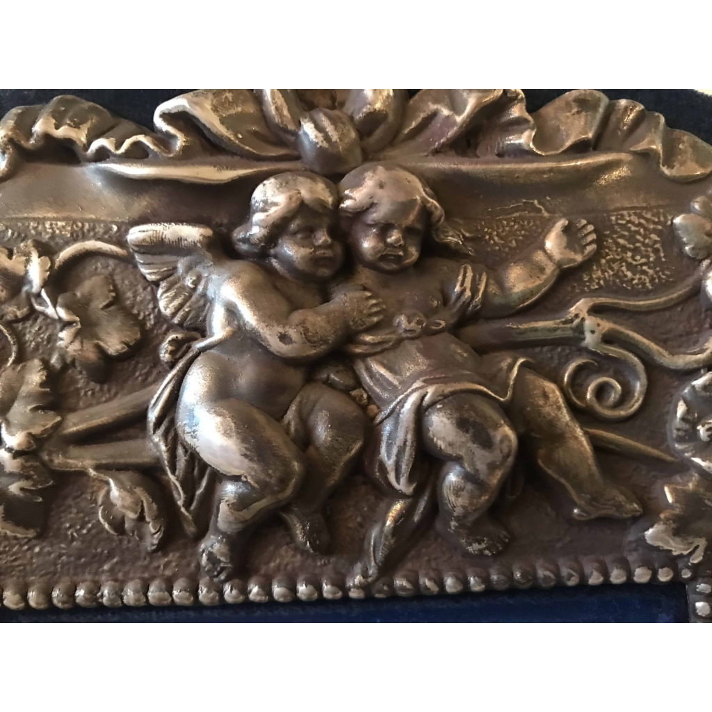 Paire de cadres en argent repoussé. Réf: 235/236. | Biron Paire de cadres en argent repoussé. Réf: 235/236.
