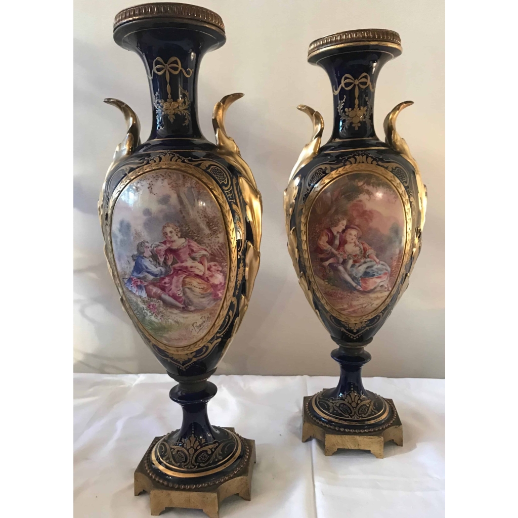 Paire de vases en porcelaine bleu de Sèvres et dorure, anses en porcelaine. Réf: 320. | Biron |||||||||