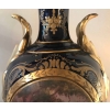 Paire de vases en porcelaine bleu de Sèvres et dorure, anses en porcelaine. Réf: 320. | Biron Paire de vases en porcelaine bleu de Sèvres et dorure, anses en porcelaine. Réf: 320.