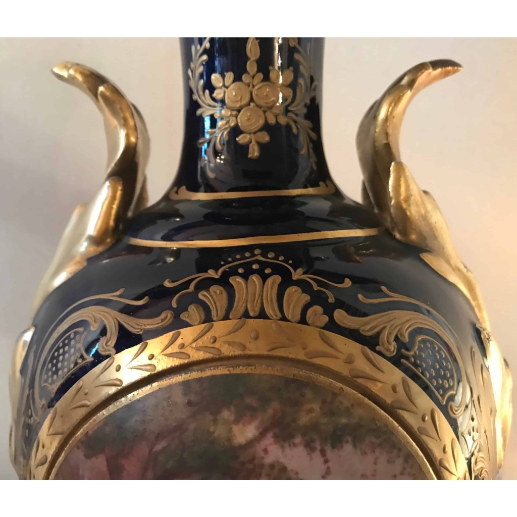 Paire de vases en porcelaine bleu de Sèvres et dorure, anses en porcelaine. Réf: 320. | Biron Paire de vases en porcelaine bleu de Sèvres et dorure, anses en porcelaine. Réf: 320.