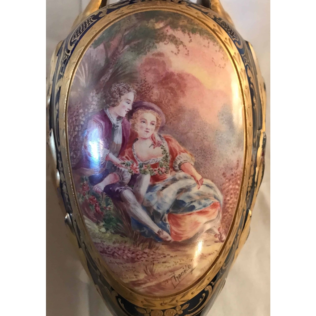 Paire de vases en porcelaine bleu de Sèvres et dorure, anses en porcelaine. Réf: 320. | Biron Paire de vases en porcelaine bleu de Sèvres et dorure, anses en porcelaine. Réf: 320.