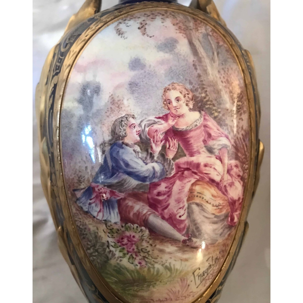 Paire de vases en porcelaine bleu de Sèvres et dorure, anses en porcelaine. Réf: 320. | Biron Paire de vases en porcelaine bleu de Sèvres et dorure, anses en porcelaine. Réf: 320.