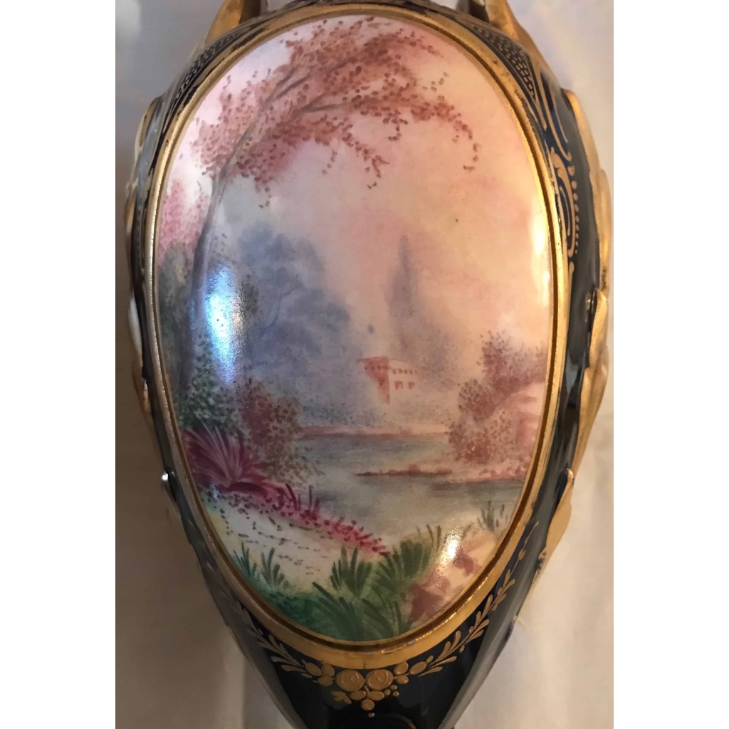 Paire de vases en porcelaine bleu de Sèvres et dorure, anses en porcelaine. Réf: 320. | Biron Paire de vases en porcelaine bleu de Sèvres et dorure, anses en porcelaine. Réf: 320.