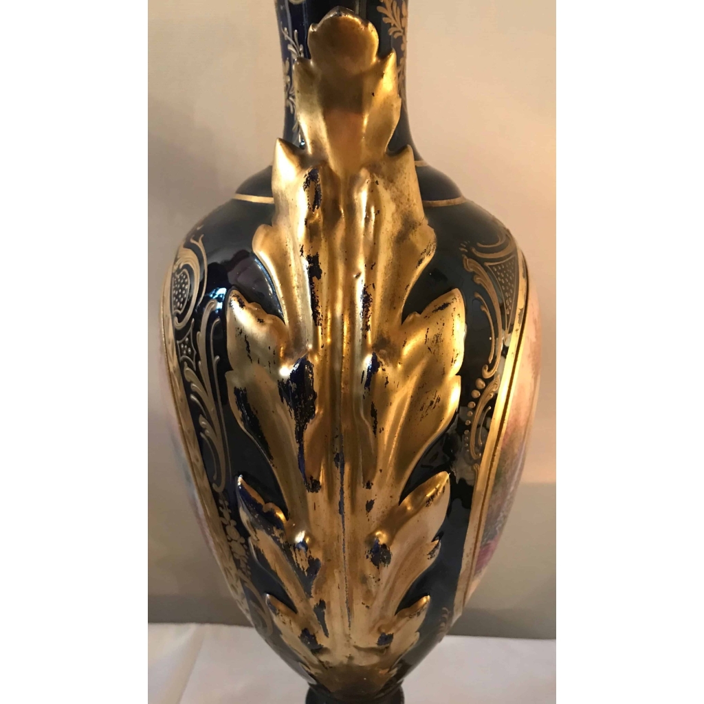 Paire de vases en porcelaine bleu de Sèvres et dorure, anses en porcelaine. Réf: 320. | Biron Paire de vases en porcelaine bleu de Sèvres et dorure, anses en porcelaine. Réf: 320.