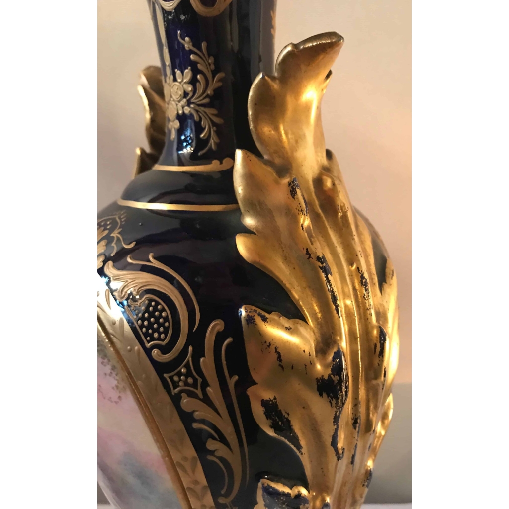 Paire de vases en porcelaine bleu de Sèvres et dorure, anses en porcelaine. Réf: 320. | Biron Paire de vases en porcelaine bleu de Sèvres et dorure, anses en porcelaine. Réf: 320.
