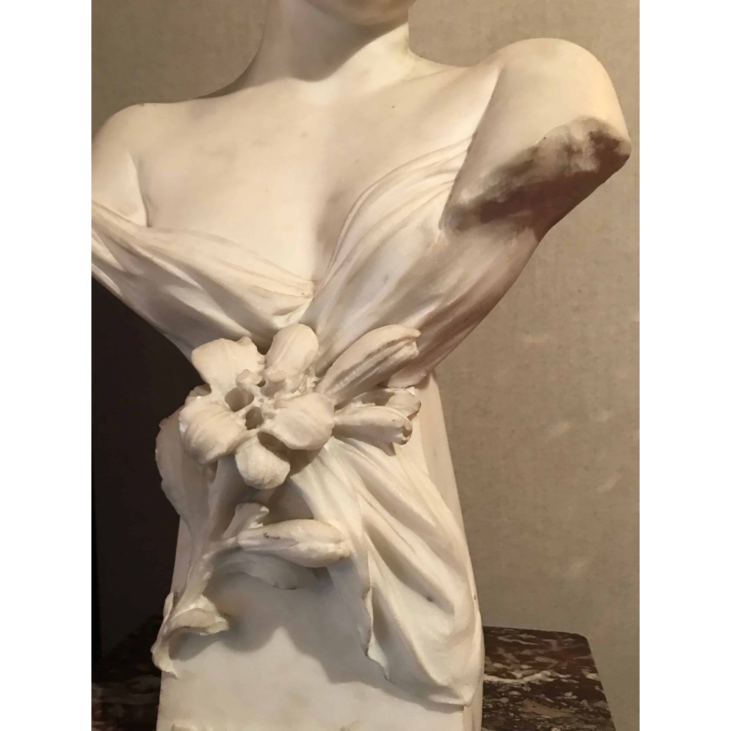 Buste de jeune femme en marbre blanc, intitulé, « la modestie » Italie. Réf: 145. | Biron Buste de jeune femme en marbre blanc, intitulé, "la modestie" Italie. Réf: 145.