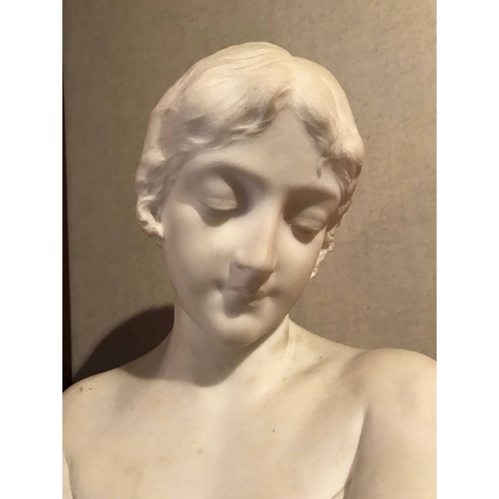 Buste de jeune femme en marbre blanc, intitulé, « la modestie » Italie. Réf: 145. | Biron Buste de jeune femme en marbre blanc, intitulé, "la modestie" Italie. Réf: 145.